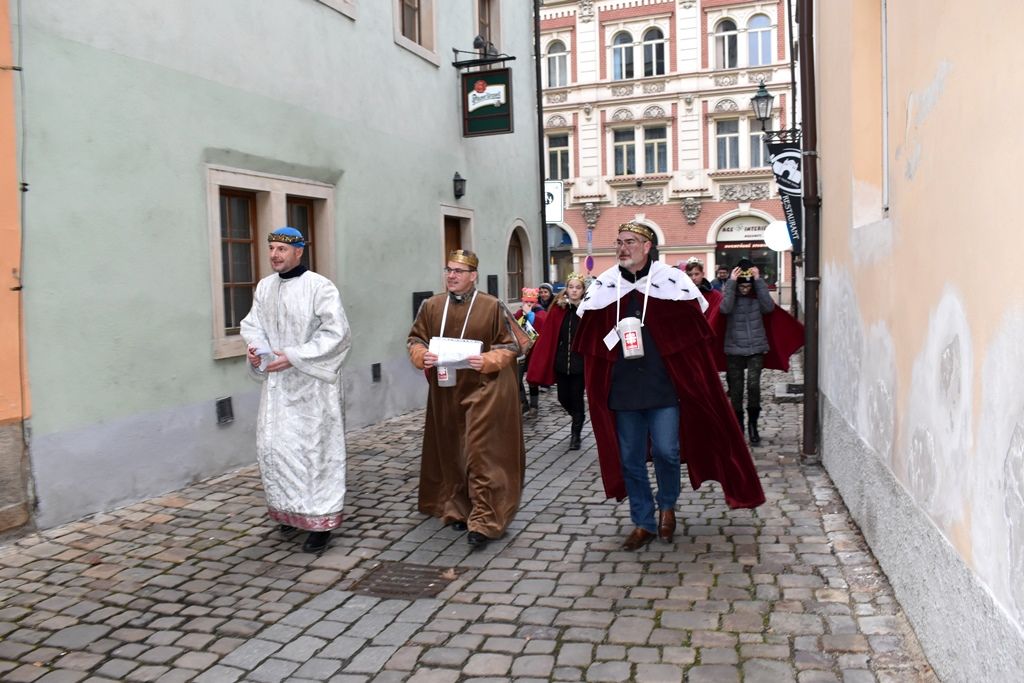 Primátor, hejtman a biskup podpořili Tříkrálovou sbírku (foto: M. Pecuch/A. Jarošová, 8.1.2018)