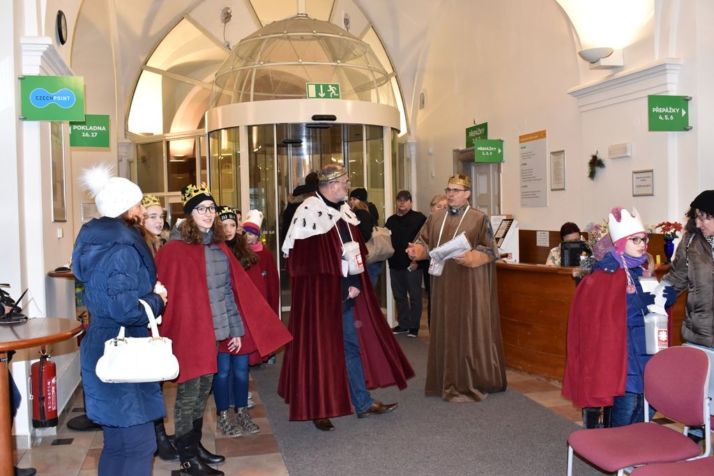 Primátor, hejtman a biskup podpořili Tříkrálovou sbírku (foto: M. Pecuch/A. Jarošová, 8.1.2018)