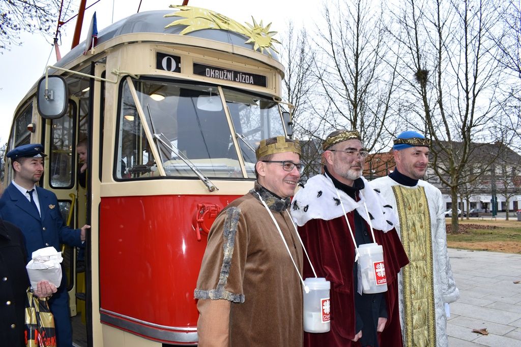 Primátor, hejtman a biskup podpořili Tříkrálovou sbírku (foto: M. Pecuch/A. Jarošová, 8.1.2018)