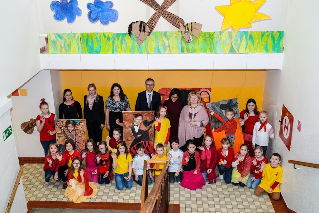 Děti z 15. základní školy ochutnaly speciality španělské kuchyně (foto: M. Pecuch, 7.2.2018)