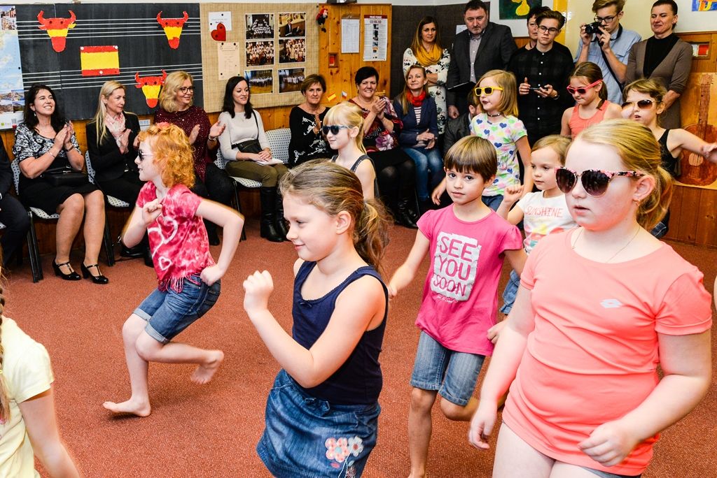 Děti z 15. základní školy ochutnaly speciality španělské kuchyně (foto: M. Pecuch, 7.2.2018)