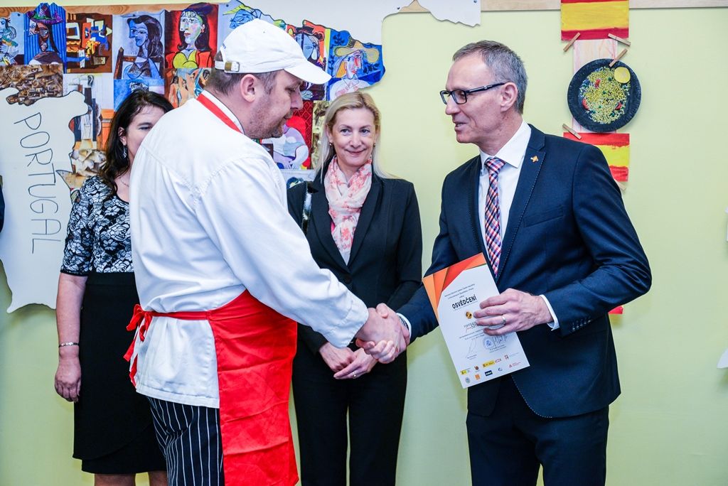 Děti z 15. základní školy ochutnaly speciality španělské kuchyně (foto: M. Pecuch, 7.2.2018)