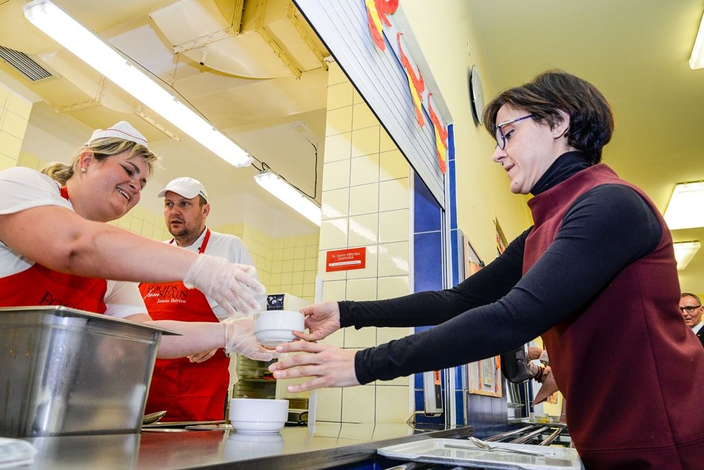 Děti z 15. základní školy ochutnaly speciality španělské kuchyně (foto: M. Pecuch, 7.2.2018)