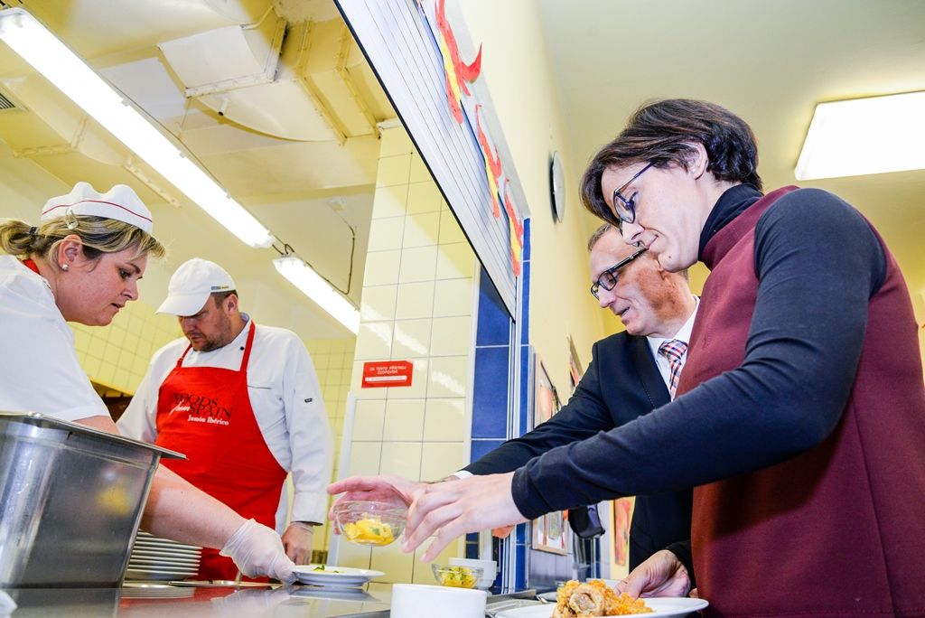 Děti z 15. základní školy ochutnaly speciality španělské kuchyně (foto: M. Pecuch, 7.2.2018)