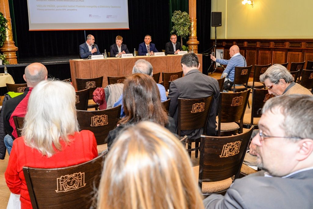 Lidé diskutovali o fúzi městské teplárny s Plzeňskou energetikou (foto: M. Pecuch, 28.3.2018)
