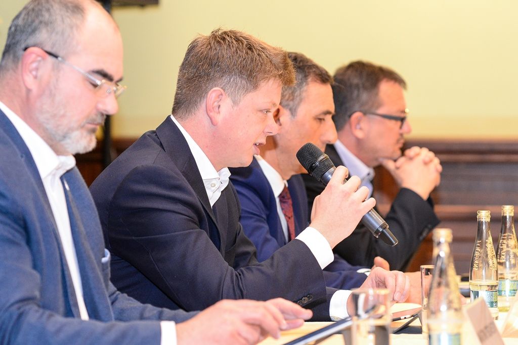 Lidé diskutovali o fúzi městské teplárny s Plzeňskou energetikou (foto: M. Pecuch, 28.3.2018)