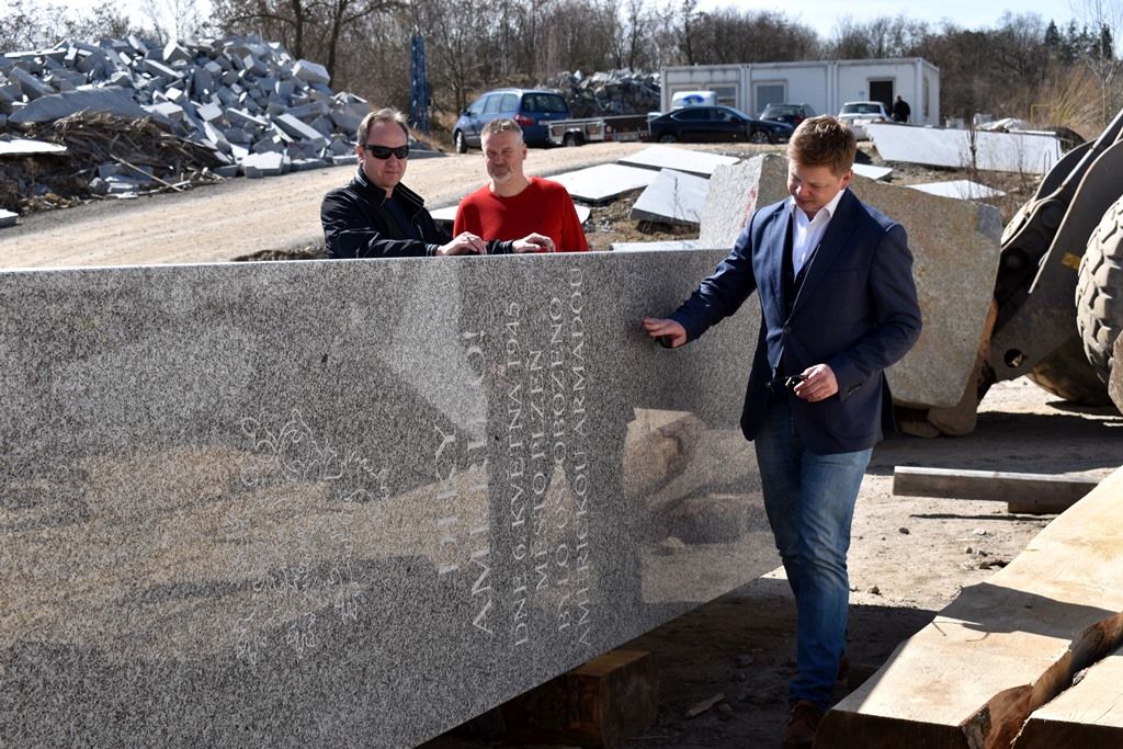 Zhotovení pylonů pro Díky, Ameriko! jde do finále, kamenosochař tesá nápisy (foto: A. Jarošová, 3.4.2018)