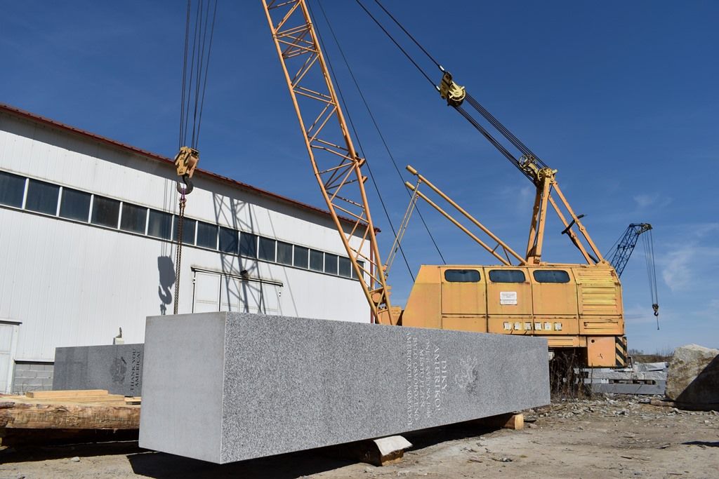 Zhotovení pylonů pro Díky, Ameriko! jde do finále, kamenosochař tesá nápisy (foto: A. Jarošová, 3.4.2018)