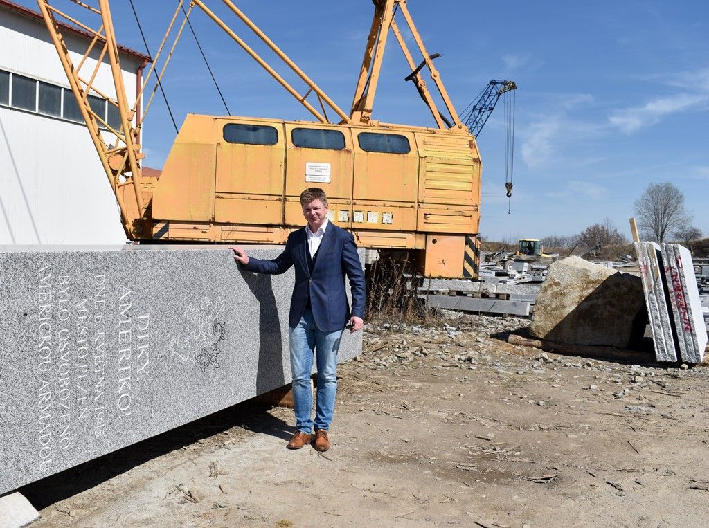 Zhotovení pylonů pro Díky, Ameriko! jde do finále, kamenosochař tesá nápisy (foto: A. Jarošová, 3.4.2018)