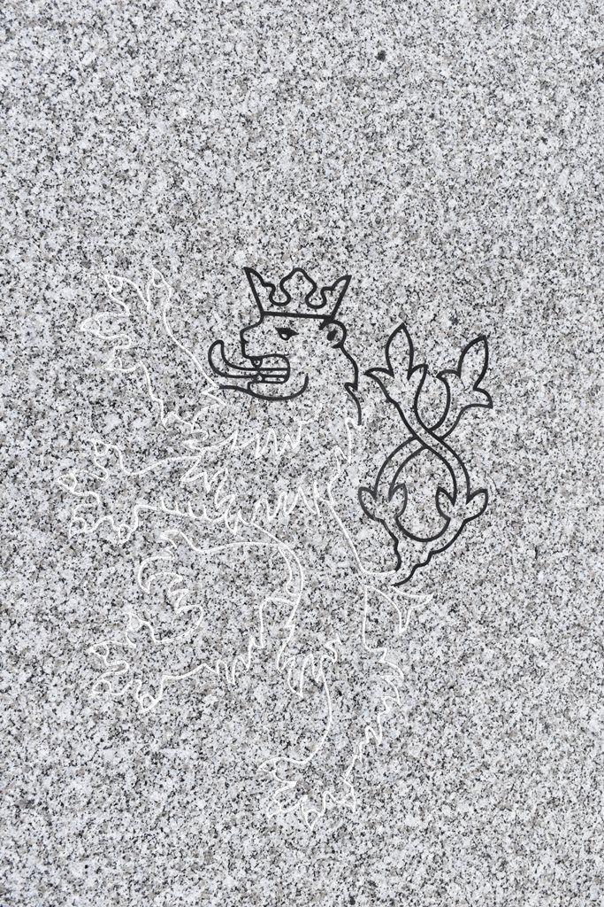 Zhotovení pylonů pro Díky, Ameriko! jde do finále, kamenosochař tesá nápisy (foto: A. Jarošová, 3.4.2018)