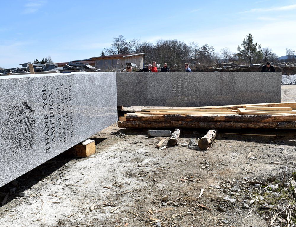 Zhotovení pylonů pro Díky, Ameriko! jde do finále, kamenosochař tesá nápisy (foto: A. Jarošová, 3.4.2018)