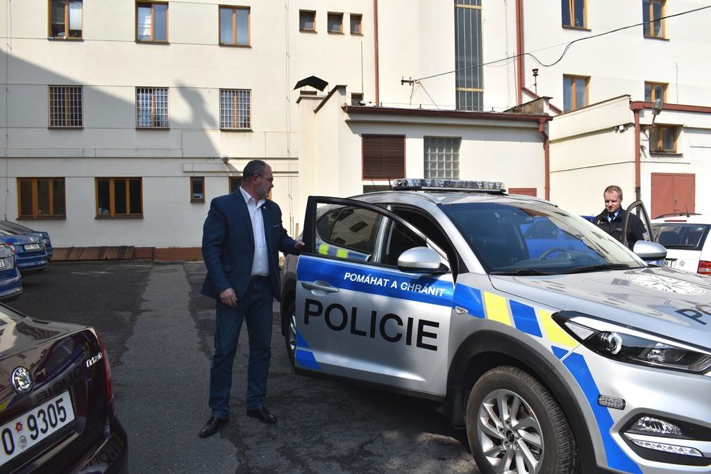 Primátor předal policistům nové služební vozidlo (foto: A. Jarošová, 17.4.2018)