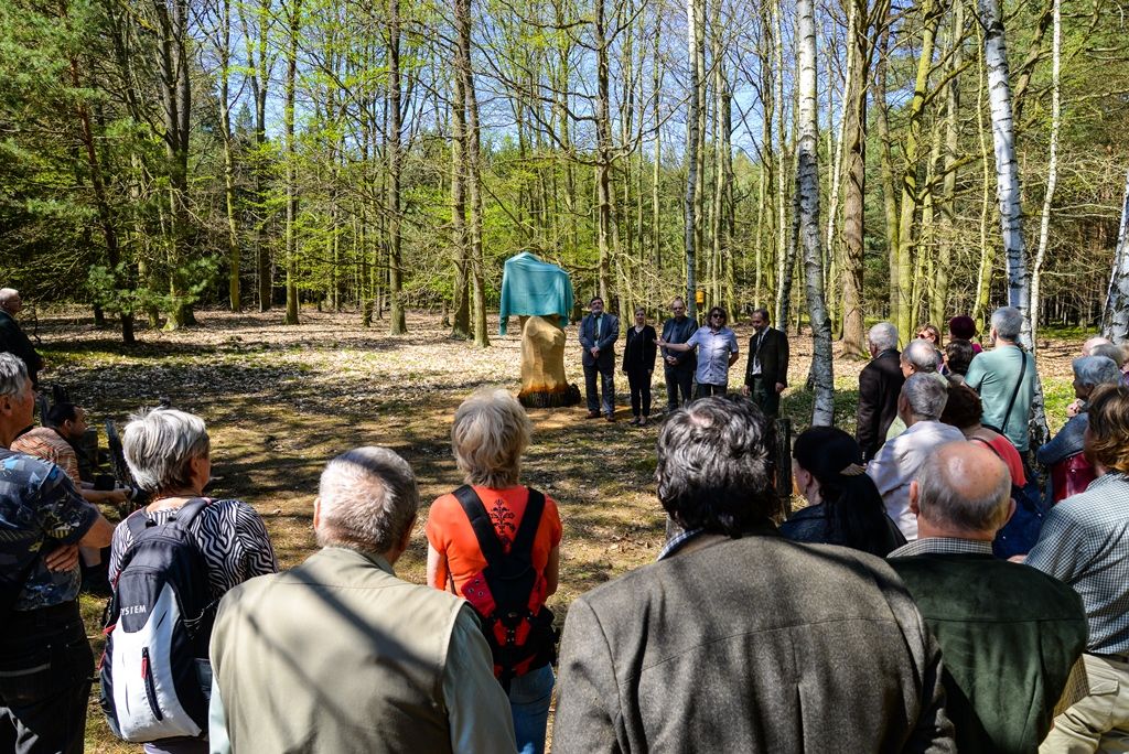Profesor Sigmond má na Sofronce pamětní desku (foto: M. Pecuch, 18.4.2018)