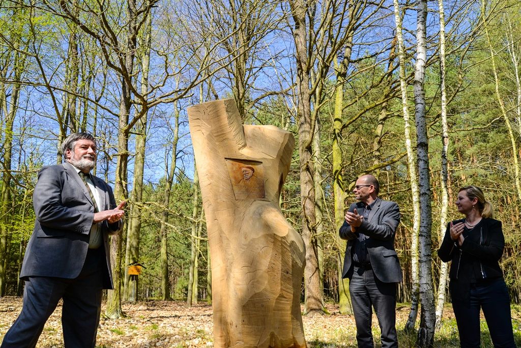 Profesor Sigmond má na Sofronce pamětní desku (foto: M. Pecuch, 18.4.2018)