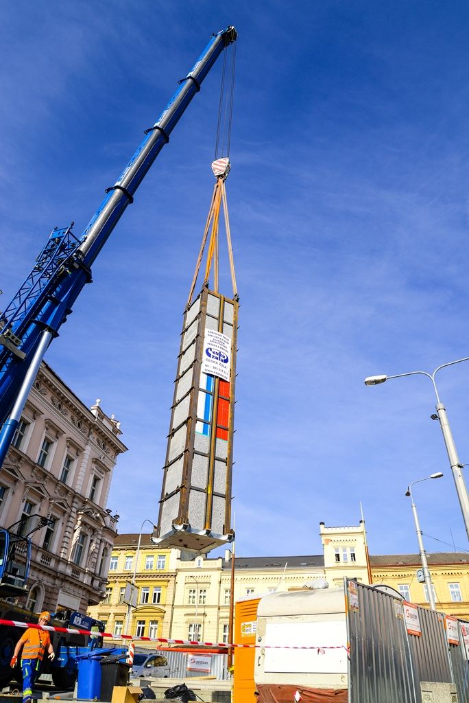 Pylony památníku Díky, Ameriko! jsou osazeny (foto: M. Pecuch, 25.4.2018)