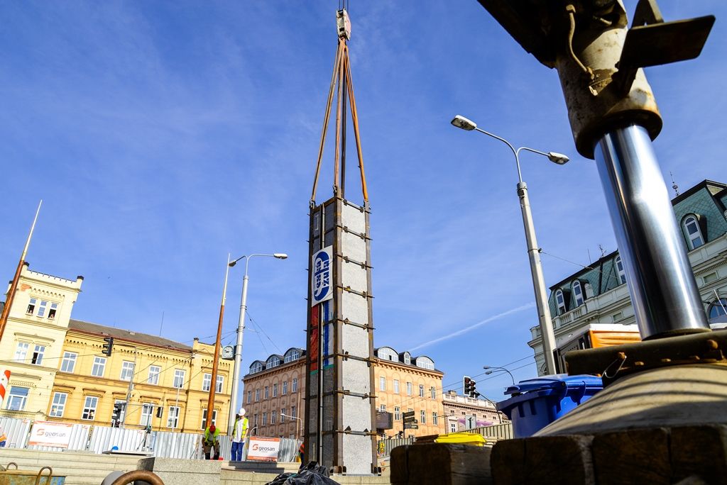 Pylony památníku Díky, Ameriko! jsou osazeny