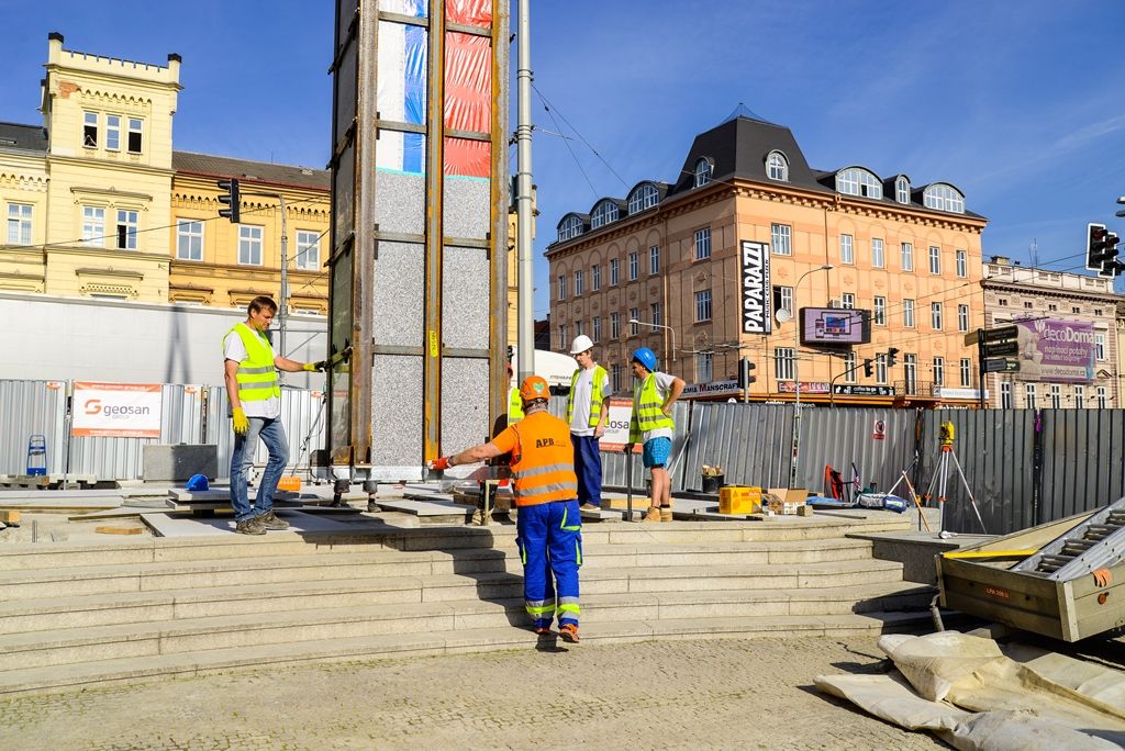 Pylony památníku Díky, Ameriko! jsou osazeny (foto: M. Pecuch, 25.4.2018)