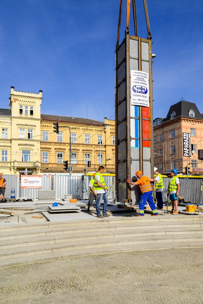 Pylony památníku Díky, Ameriko! jsou osazeny (foto: M. Pecuch, 25.4.2018)