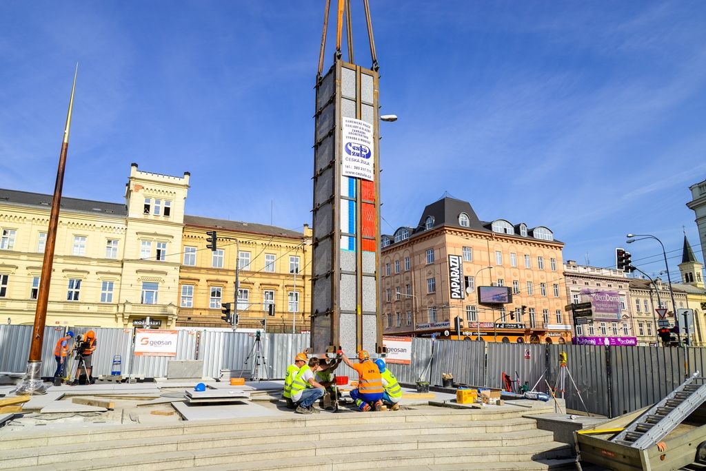 Pylony památníku Díky, Ameriko! jsou osazeny (foto: M. Pecuch, 25.4.2018)