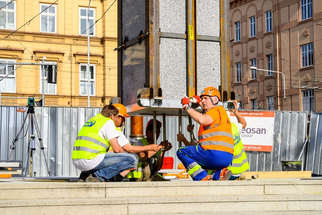 Pylony památníku Díky, Ameriko! jsou osazeny (foto: M. Pecuch, 25.4.2018)