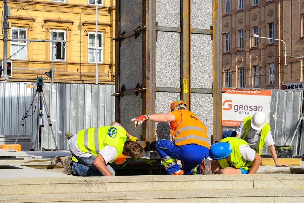 Pylony památníku Díky, Ameriko! jsou osazeny (foto: M. Pecuch, 25.4.2018)