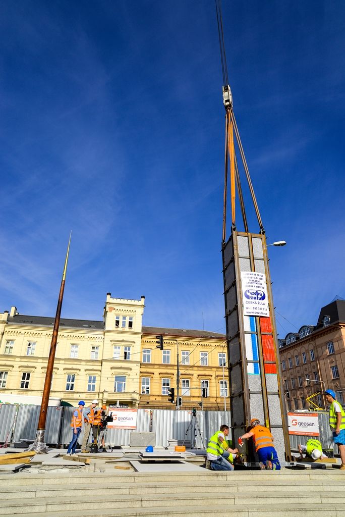 Pylony památníku Díky, Ameriko! jsou osazeny (foto: M. Pecuch, 25.4.2018)