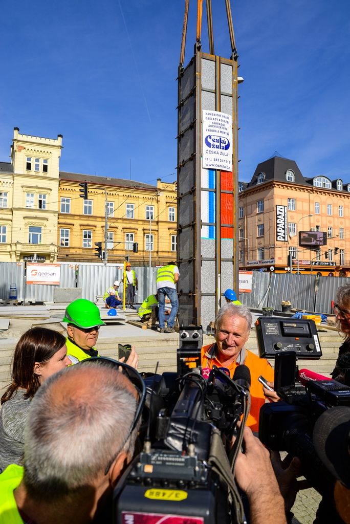 Pylony památníku Díky, Ameriko! jsou osazeny (foto: M. Pecuch, 25.4.2018)