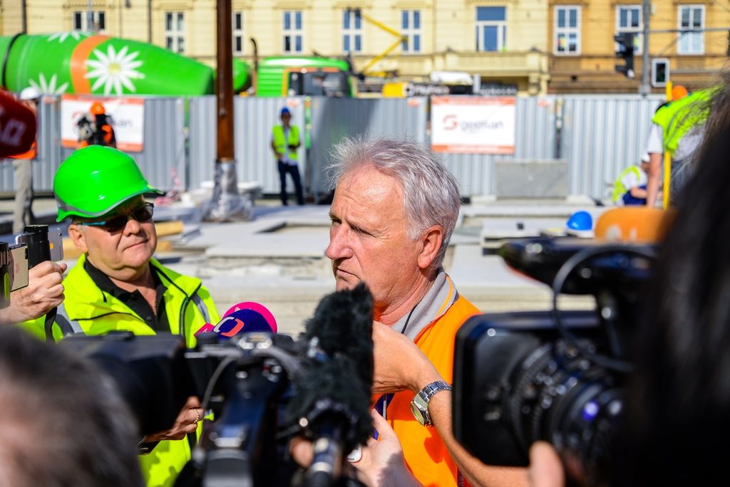 Pylony památníku Díky, Ameriko! jsou osazeny (foto: M. Pecuch, 25.4.2018)