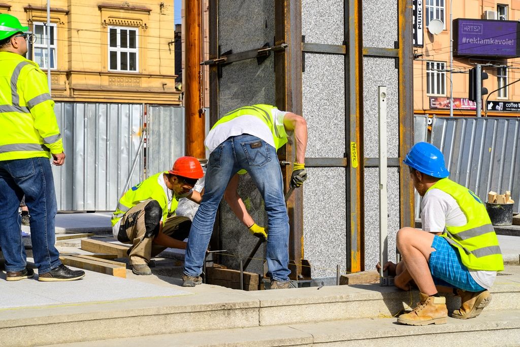 Pylony památníku Díky, Ameriko! jsou osazeny (foto: M. Pecuch, 25.4.2018)