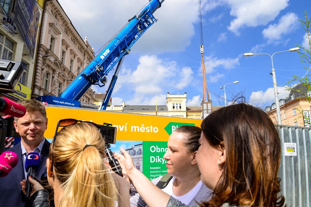 Pylony památníku Díky, Ameriko! jsou osazeny (foto: M. Pecuch, 25.4.2018)