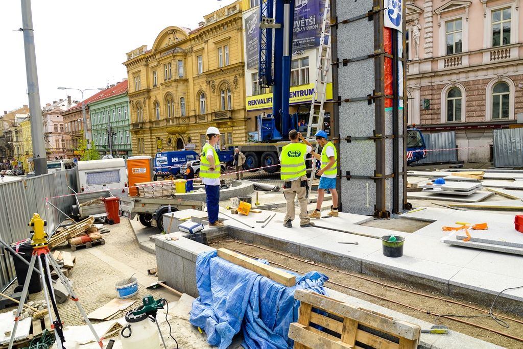 Pylony památníku Díky, Ameriko! jsou osazeny (foto: M. Pecuch, 25.4.2018)
