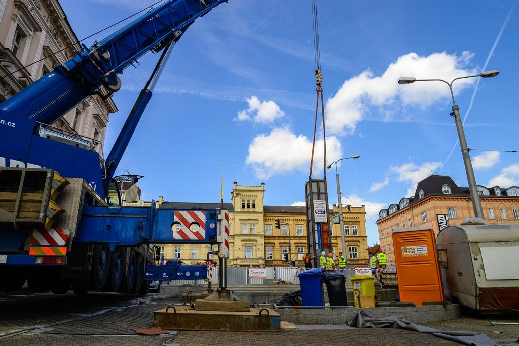 Pylony památníku Díky, Ameriko! jsou osazeny (foto: M. Pecuch, 25.4.2018)