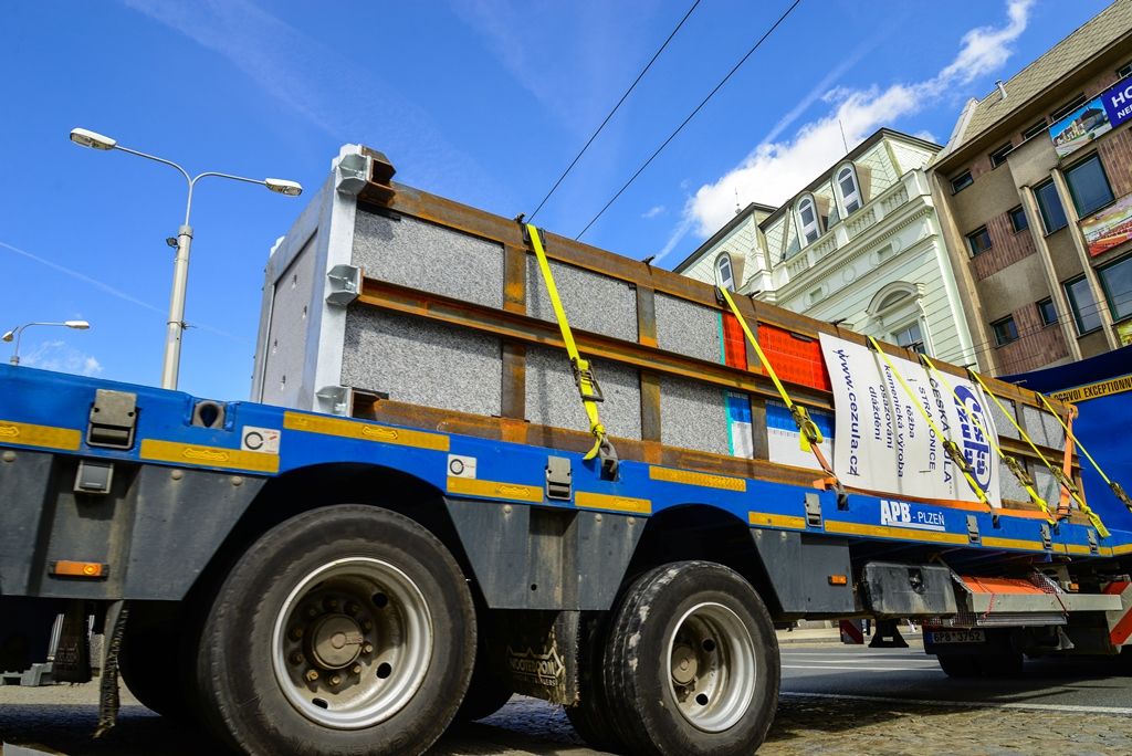 Pylony památníku Díky, Ameriko! jsou osazeny (foto: M. Pecuch, 25.4.2018)