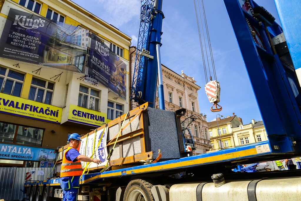 Pylony památníku Díky, Ameriko! jsou osazeny (foto: M. Pecuch, 25.4.2018)