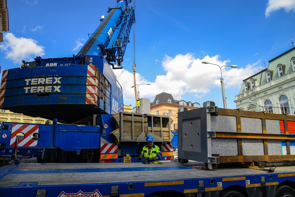 Pylony památníku Díky, Ameriko! jsou osazeny (foto: M. Pecuch, 25.4.2018)