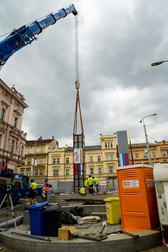 Pylony památníku Díky, Ameriko! jsou osazeny (foto: M. Pecuch, 25.4.2018)