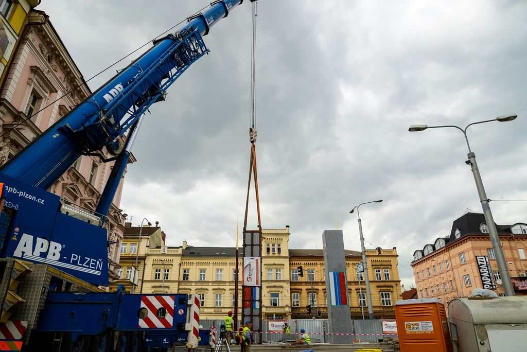 Pylony památníku Díky, Ameriko! jsou osazeny (foto: M. Pecuch, 25.4.2018)