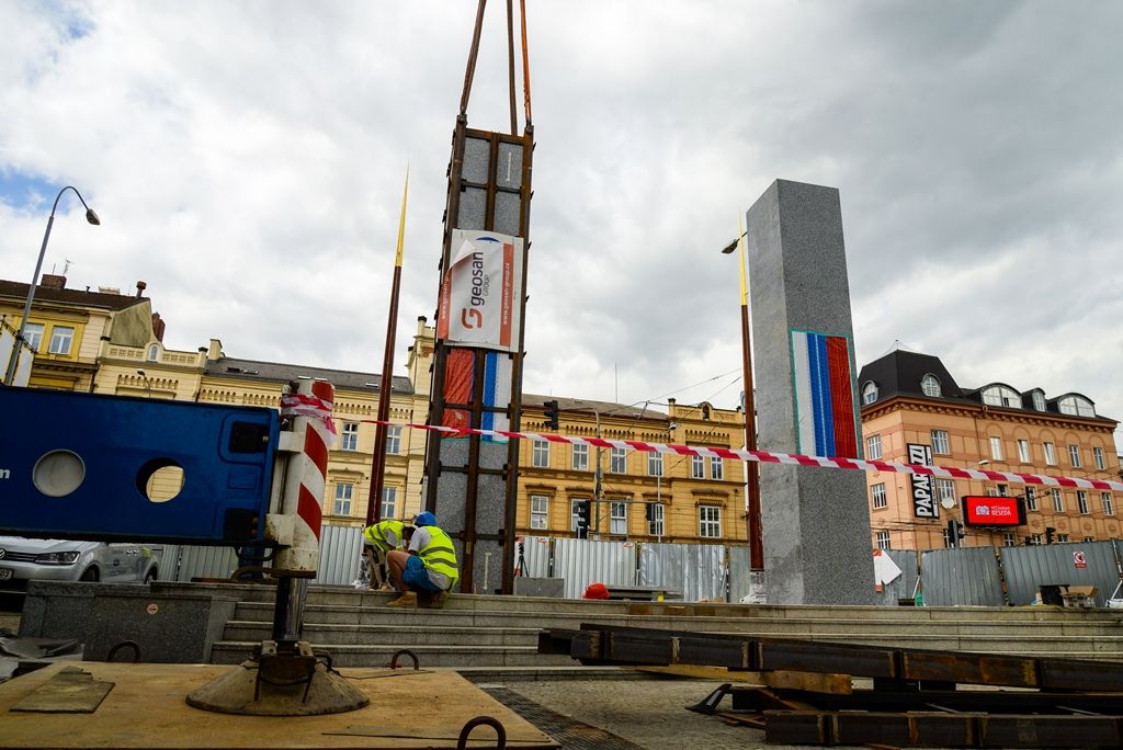 Pylony památníku Díky, Ameriko! jsou osazeny (foto: M. Pecuch, 25.4.2018)