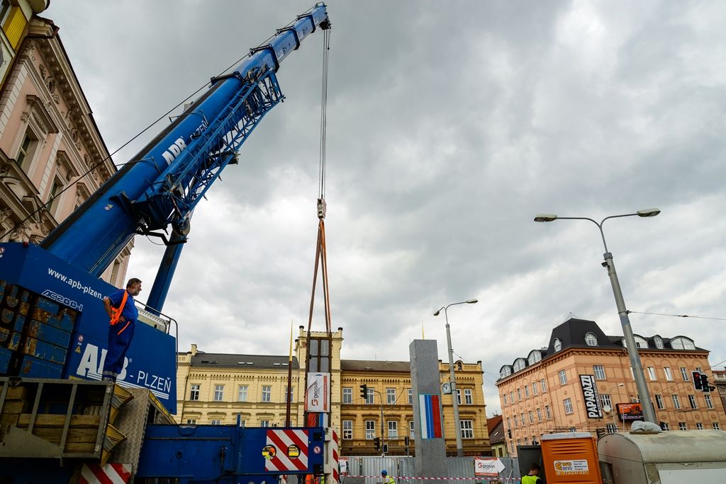 Pylony památníku Díky, Ameriko! jsou osazeny (foto: M. Pecuch, 25.4.2018)