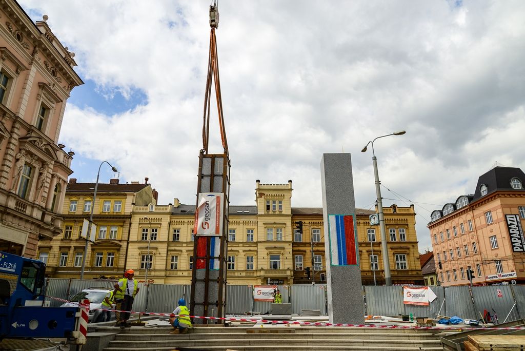 Pylony památníku Díky, Ameriko! jsou osazeny (foto: M. Pecuch, 25.4.2018)