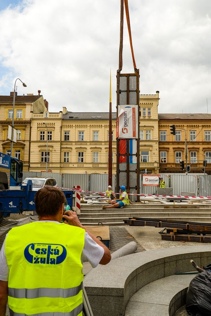 Pylony památníku Díky, Ameriko! jsou osazeny (foto: M. Pecuch, 25.4.2018)
