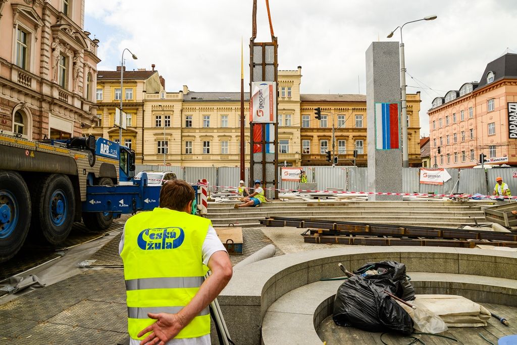 Pylony památníku Díky, Ameriko! jsou osazeny (foto: M. Pecuch, 25.4.2018)