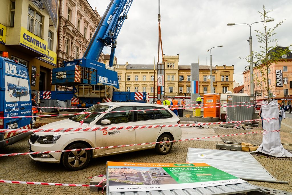 Pylony památníku Díky, Ameriko! jsou osazeny (foto: M. Pecuch, 25.4.2018)
