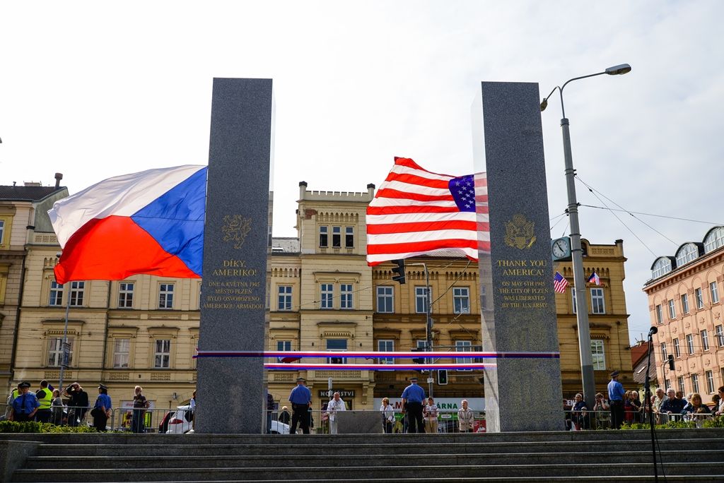 Slavnosti svobody 2018 - Plzeň odhalila za účasti veteránů obnovené pylony památníku Díky, Ameriko! (foto: M. Pecuch, 3.5.2018)