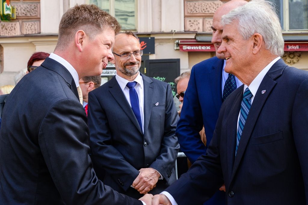 Slavnosti svobody 2018 - Plzeň odhalila za účasti veteránů obnovené pylony památníku Díky, Ameriko! (foto: M. Pecuch, 3.5.2018)