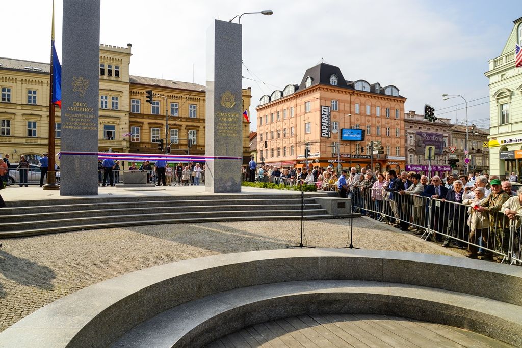 Slavnosti svobody 2018 - Plzeň odhalila za účasti veteránů obnovené pylony památníku Díky, Ameriko! (foto: M. Pecuch, 3.5.2018)