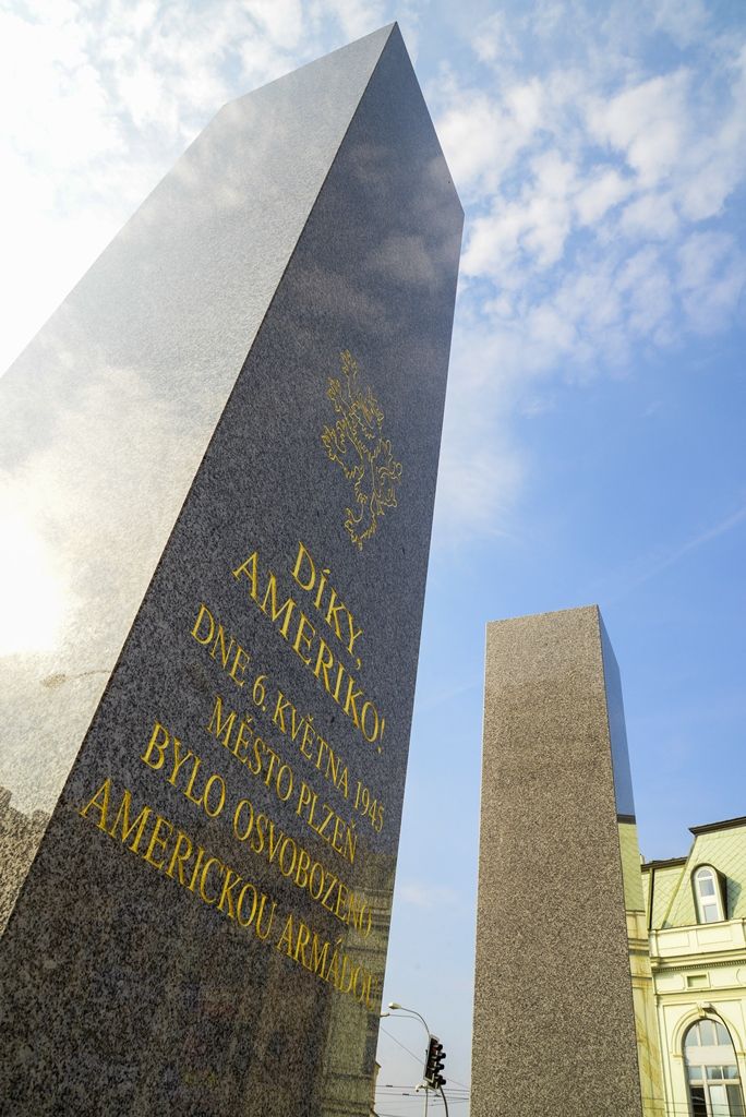 Slavnosti svobody 2018 - Plzeň odhalila za účasti veteránů obnovené pylony památníku Díky, Ameriko! (foto: M. Pecuch, 3.5.2018)