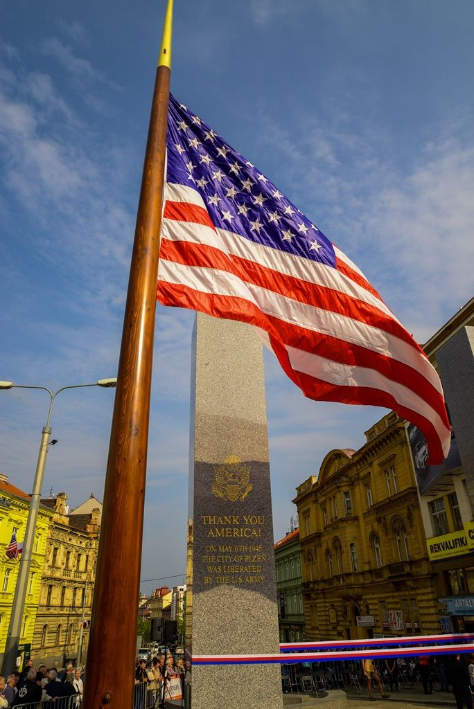 Slavnosti svobody 2018 - Plzeň odhalila za účasti veteránů obnovené pylony památníku Díky, Ameriko! (foto: M. Pecuch, 3.5.2018)