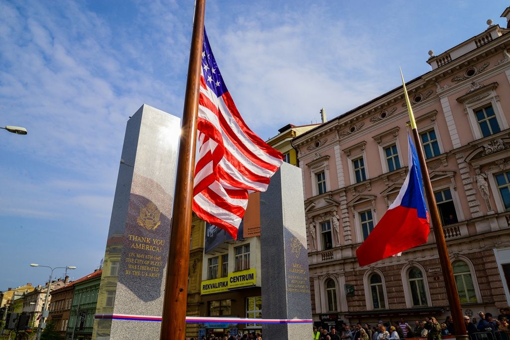 Slavnosti svobody 2018 - Plzeň odhalila za účasti veteránů obnovené pylony památníku Díky, Ameriko!