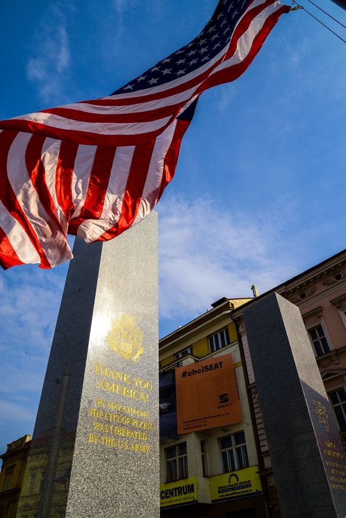 Slavnosti svobody 2018 - Plzeň odhalila za účasti veteránů obnovené pylony památníku Díky, Ameriko! (foto: M. Pecuch, 3.5.2018)